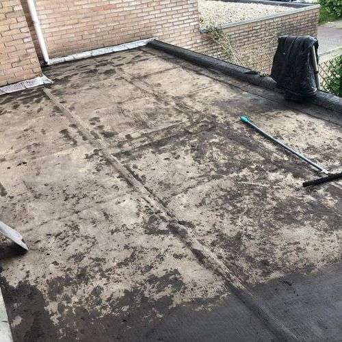 Schoonmaken van een plat dak in Vlissingen
